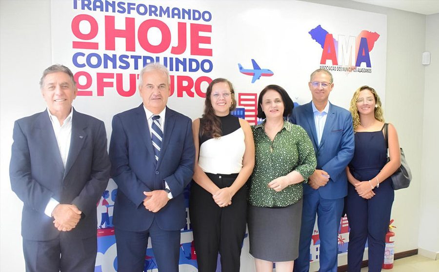 Participantes no lançamento da campanha, diante do painel do evento