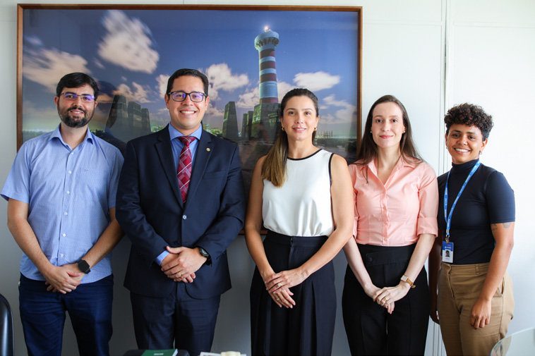 Representantes do TCE-AL e da Defensoria Pública lado a lado